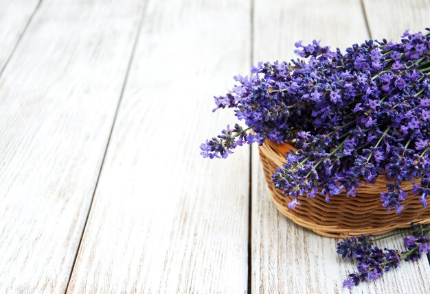 Foto cesta com flores de lavanda