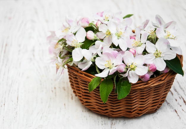 Cesta com flores de maçã