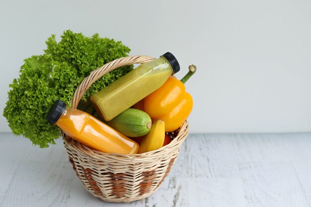 Cesta com frutas e legumes multicoloridos para uma boa saúde