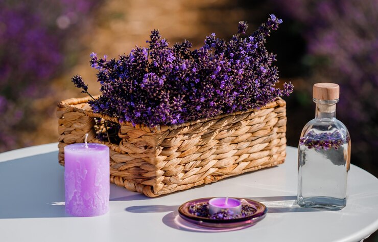 Foto cesta com linda lavanda no campo em provance com água de lavanda e velas temporada de colheita