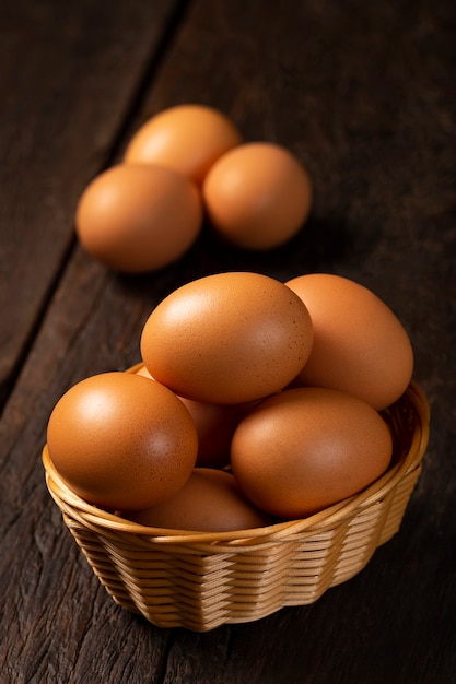 Cesta com ovos de galinha marrom sobe na mesa