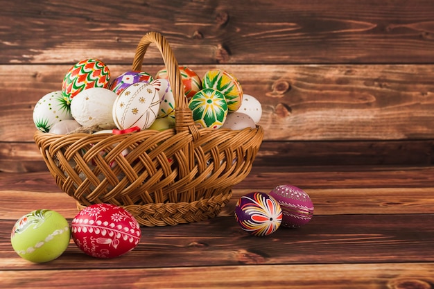 Foto cesta com ovos de páscoa