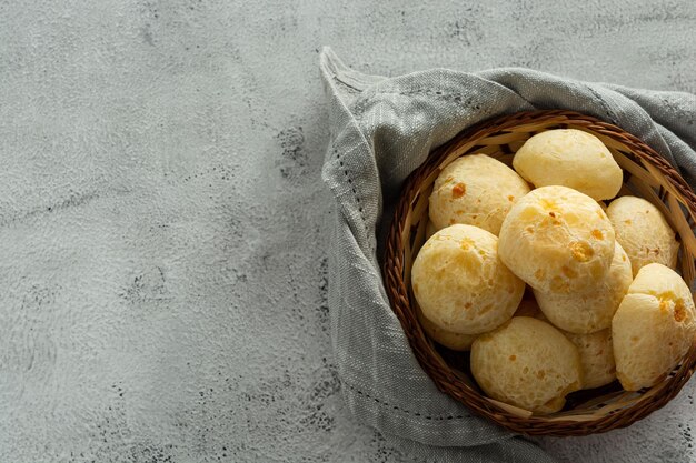 Cesta com pães de queijo, ou pão de queijo