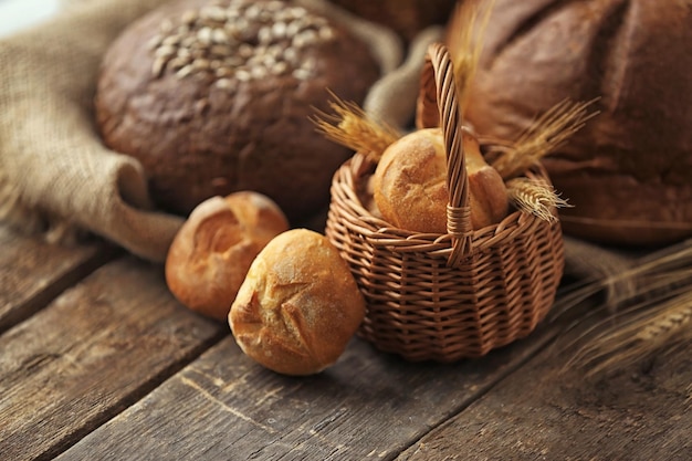 Cesta com pães e espigas de trigo em uma mesa de madeira