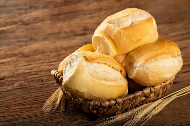 Cesta com pães franceses Pão francês tradicional pão brasileiro