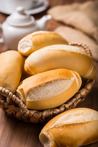 Cesta com pães franceses pão francês tradicional pão brasileiro