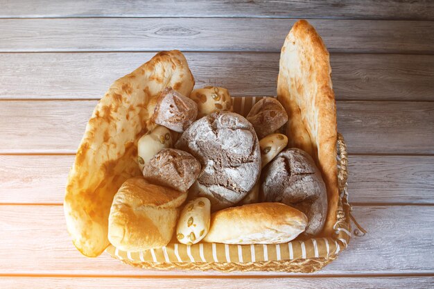 Foto cesta com pãezinhos e pão.