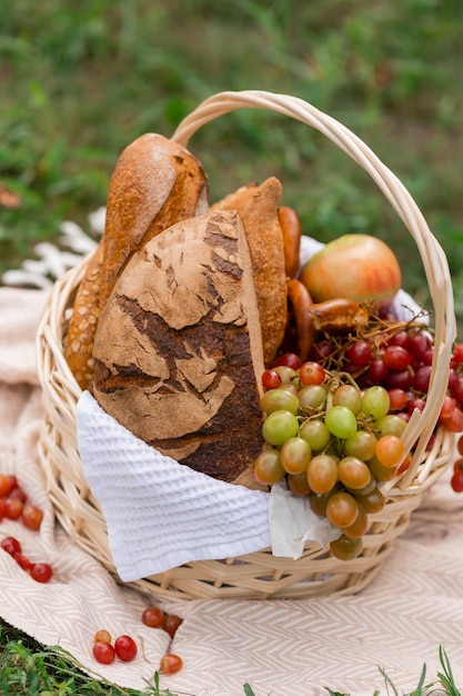 cesta com pão e uvas para um piquenique no verão