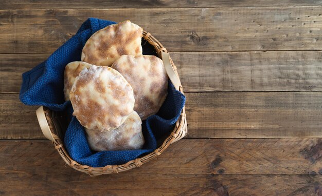 Cesta com pão pita na mesa de madeira Copie o espaço