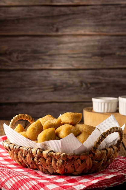 Foto cesta com petiscos brasileiros de comida de festa