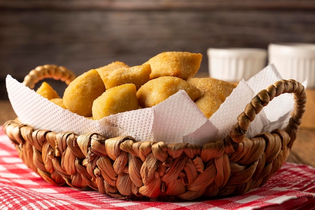 Cesta com petiscos brasileiros de comida de festa