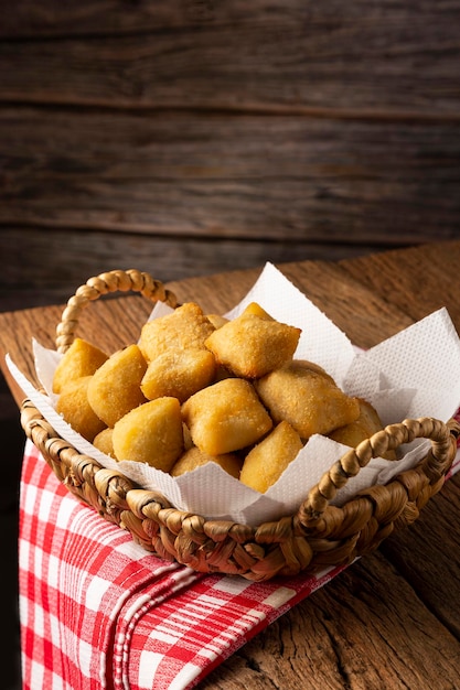 Cesta com petiscos brasileiros de comida de festa