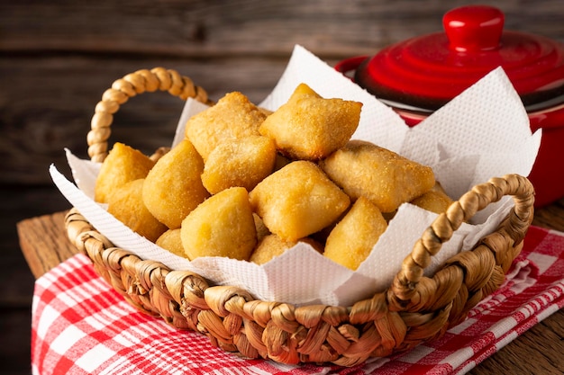 Foto cesta com petiscos brasileiros de comida de festa