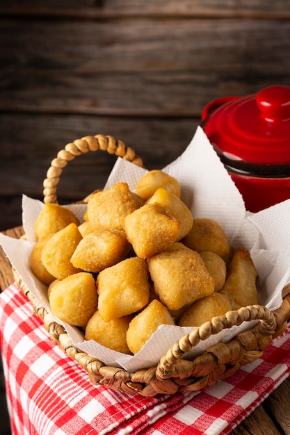 Cesta com petiscos brasileiros de comida de festa