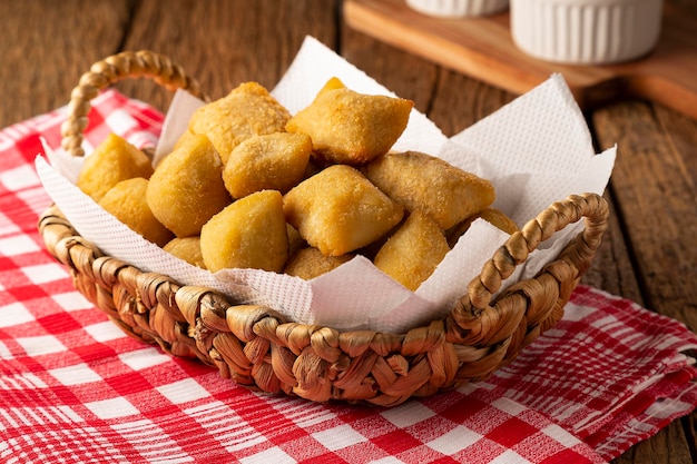 Cesta com petiscos brasileiros de comida de festa