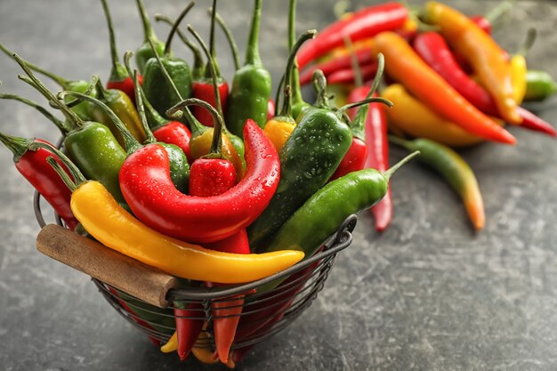 Cesta com pimenta fresca em cinza