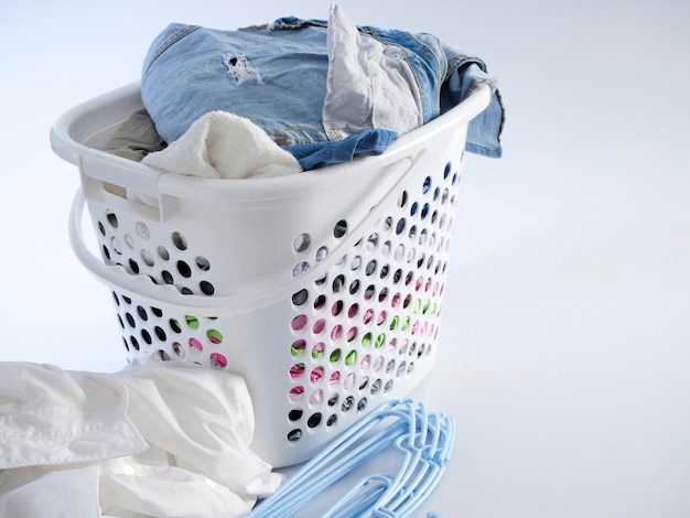 Foto cesta com roupas sujas para lavar
