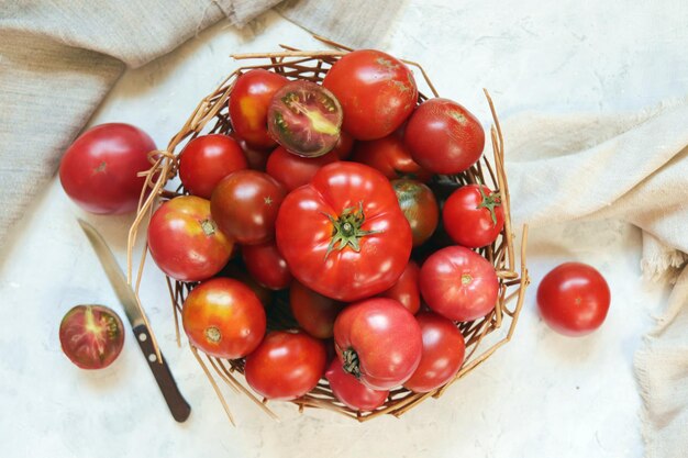 Cesta com tomates maduros, sobre a mesa, vista de cima, postura plana, produtos orgânicos naturais, colheita