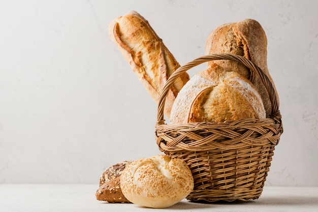 Foto cesta com vários pães brancos e integrais