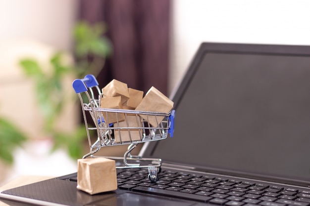 Cesta de la compra y cajas en el teclado del portátil