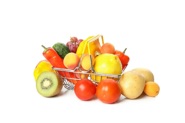 Cesta de la compra con verduras y frutas aislado sobre fondo blanco.