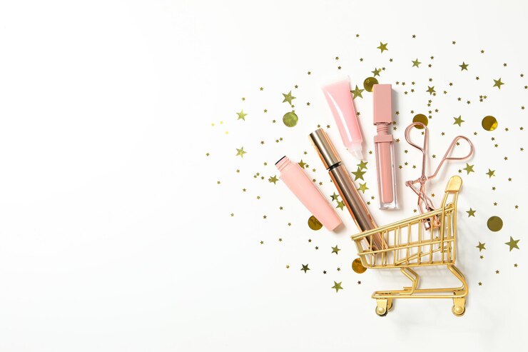 Cesta de compras dorada con accesorios de maquillaje rosa.