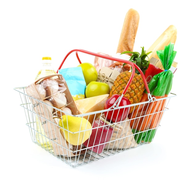 Cesta de compras de metal con comestibles aislados en blanco