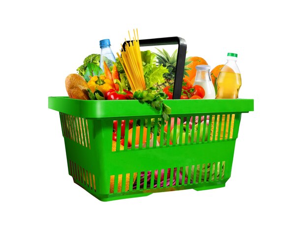 Cesta de compras de plástico verde llena de productos de comestibles variados aislados sobre un fondo blanco