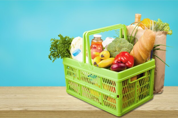 Foto cesta de compras con una variedad de productos de comestibles