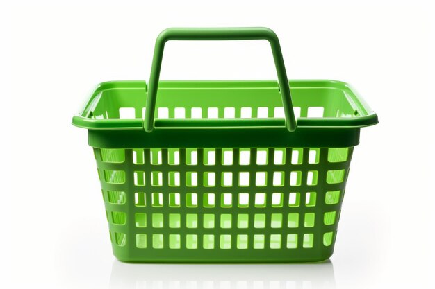 Cesta de compras verde aislada con camino de recorte en una tienda de comestibles