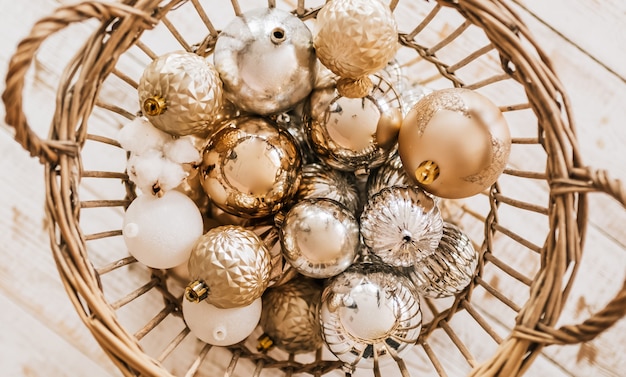 Cesta de ano novo com brinquedos de natal no chão de madeira