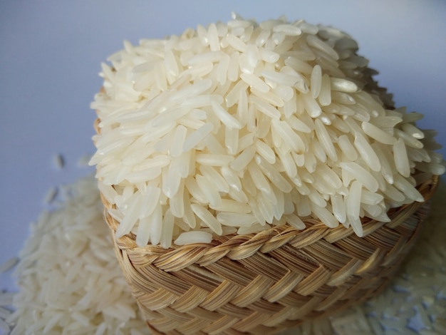 Foto cesta de arroz de jasmim