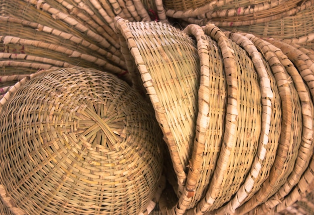 Foto cesta de bambu no mercado da vila