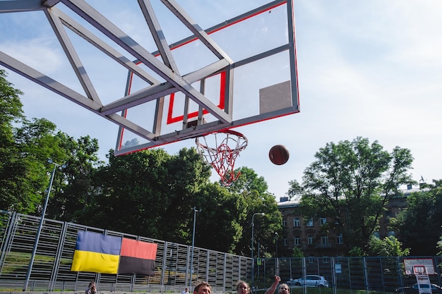 cesta de basquete ao ar livre