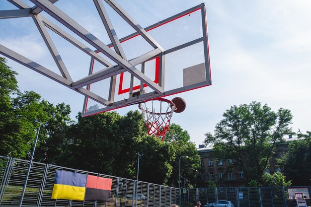 Cesta de basquete ao ar livre