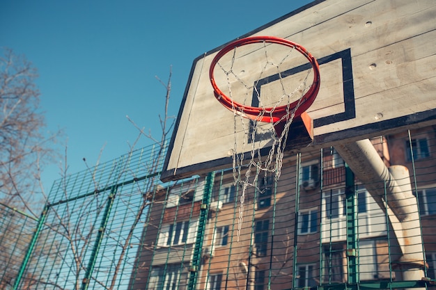 Cesta de basquete com encosto em bairro residencial para jogo de basquete de rua