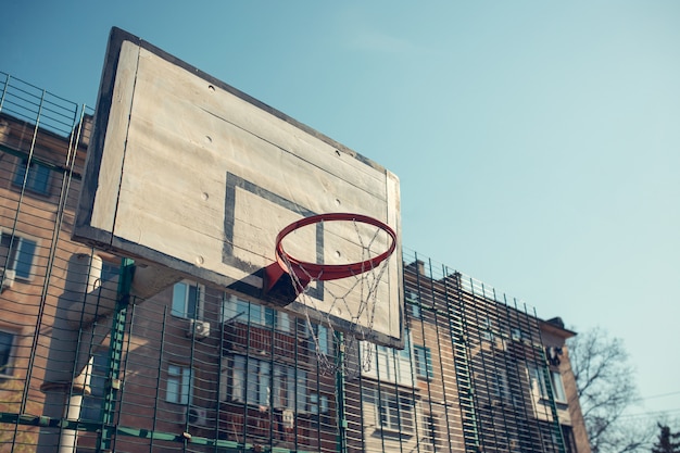 Cesta de basquete com encosto em bairro residencial para jogo de basquete de rua