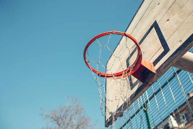 Cesta de basquete com encosto em bairro residencial para jogo de basquete de rua