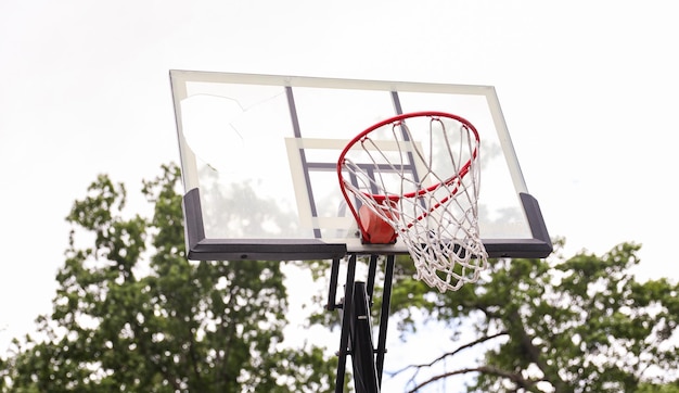cesta de basquete contra um céu azul claro, convidando a brincadeiras sem fim e representando o espírito esportivo
