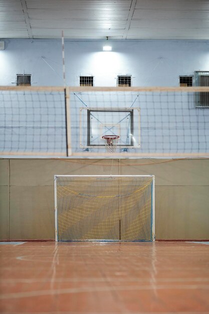 Foto cesta de basquete e gol de futebol futsal arena de esportes indoor vídeo de orientação vertical