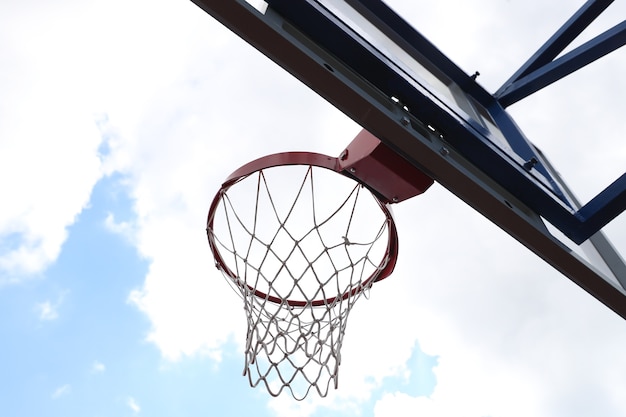 Cesta de basquete em uma quadra de basquete de rua