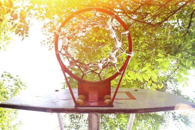 Cesta de basquete na rua cesta de basquete velha abandonada