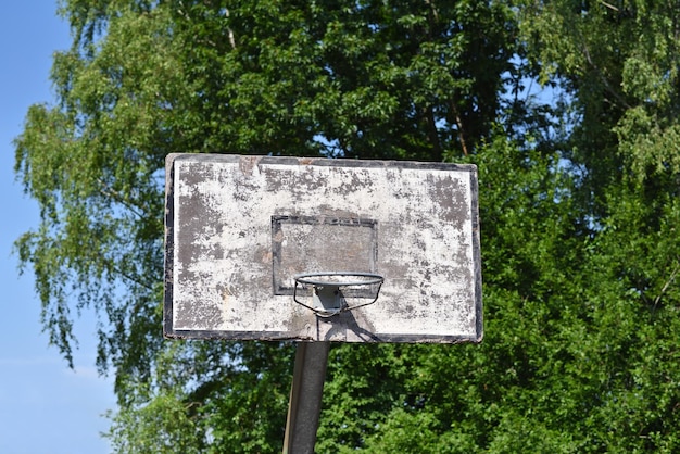 Cesta de basquete velha em um dia ensolarado de verão.