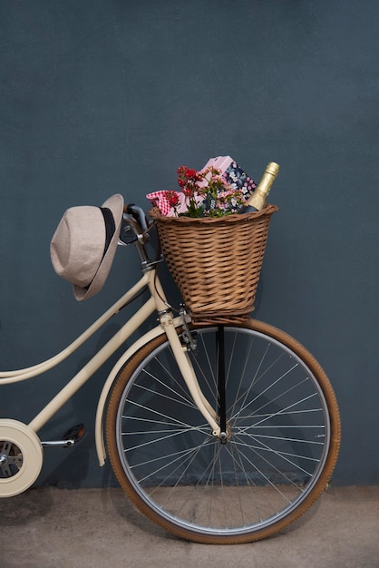 Cesta de bicicleta com flores e vinho