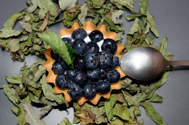 cesta de bolo com mirtilos e creme