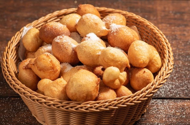 Cesta de bolo de chuva com bolos de chuva em foco seletivo de madeira rústica