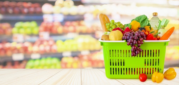 Cesta de compras na mesa de madeira com fundo desfocado de supermercado