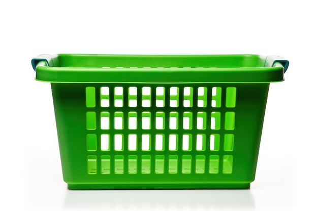 Cesta de compras verde isolada com traçado de recorte em uma mercearia