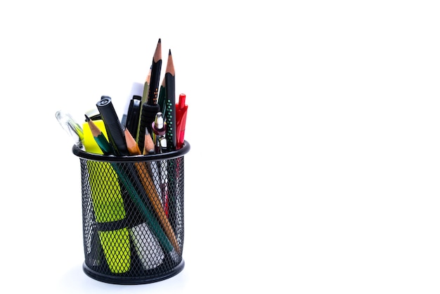 Cesta de escritório com lápis, canetas e marcadores em um fundo branco
