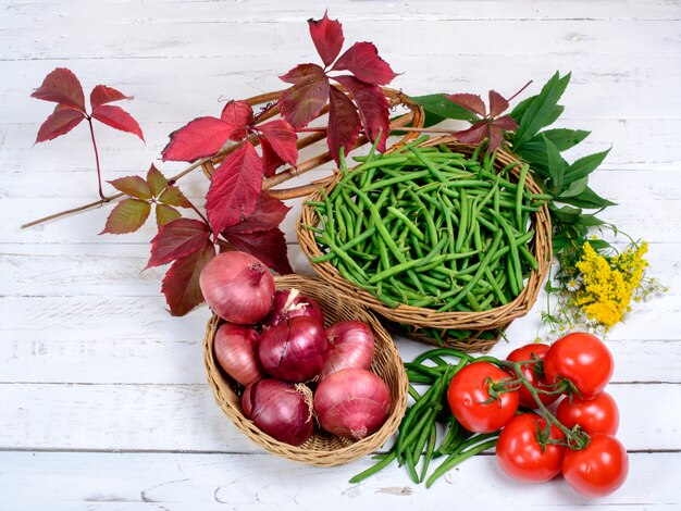 Cesta de feijão verde com tomates